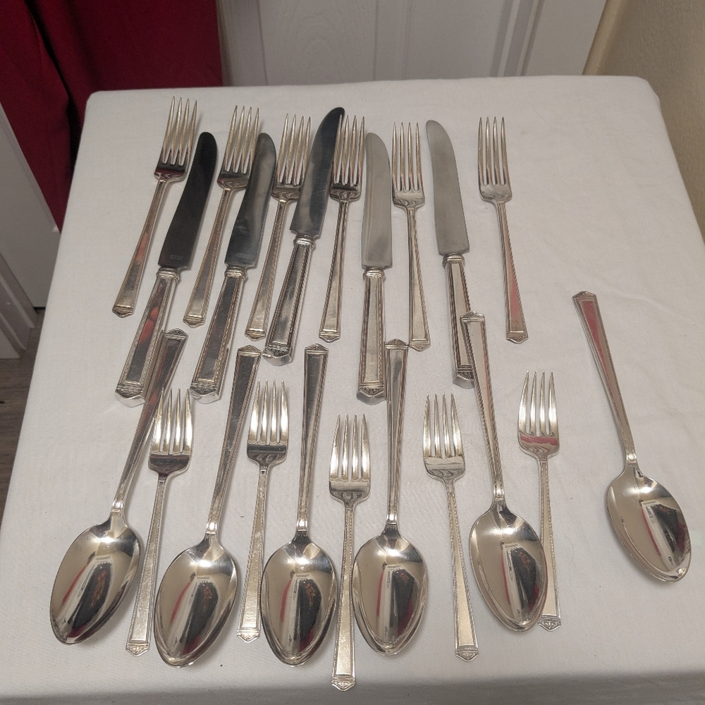 Elegant Silver Cutlery Set Rogers Bros 1847 Pattern 22 pieces